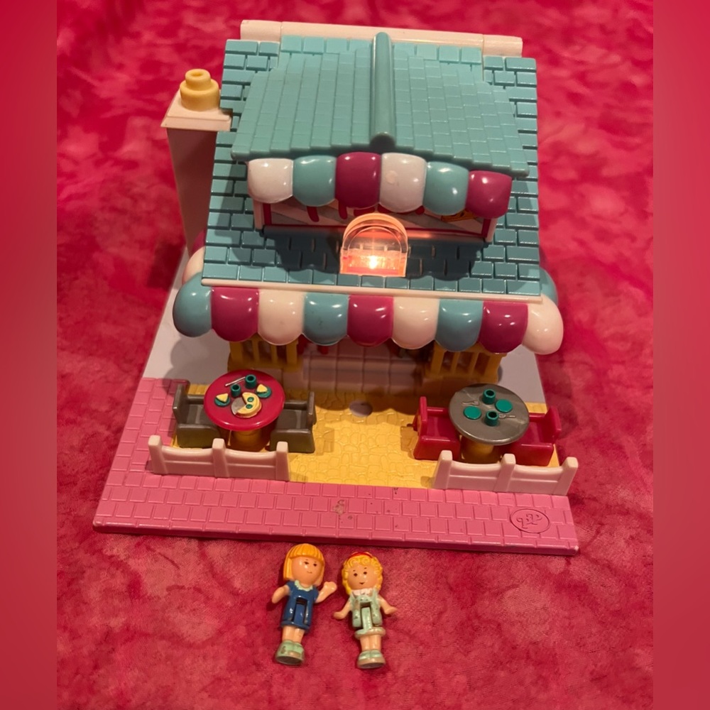 Bluebird Vintage Polly Pocket Pizzeria with 2 figures